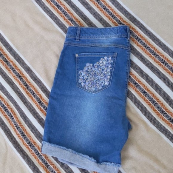 EST 1946 Denim Shorts with Floral Embroidery - Picture 2 of 6